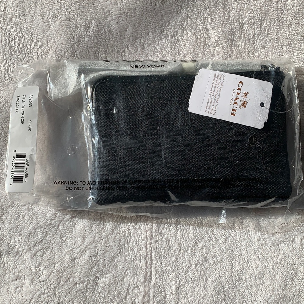 New Coach Corner Zip Wristlet